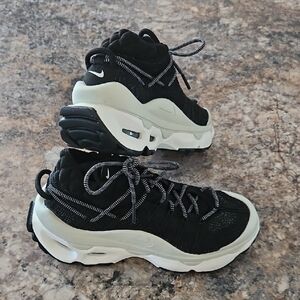 Nike Size 6 Women's Flyknit Air Max Black and White Sneakers